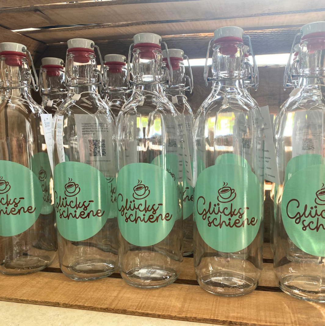 Bedruckte Glastrinkflaschen mit Glücksschiene Logo