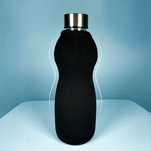 Flaschenmodell "Wellenlänge" mit eng anliegendem Neoprensleeve in schwarz