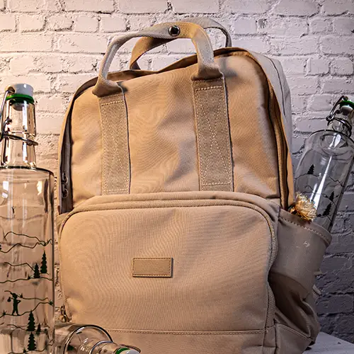 Flasche im Wanderer Design in einem Rucksack