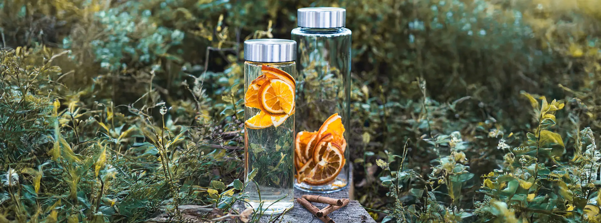 Glasflaschen mit Orangenscheiben