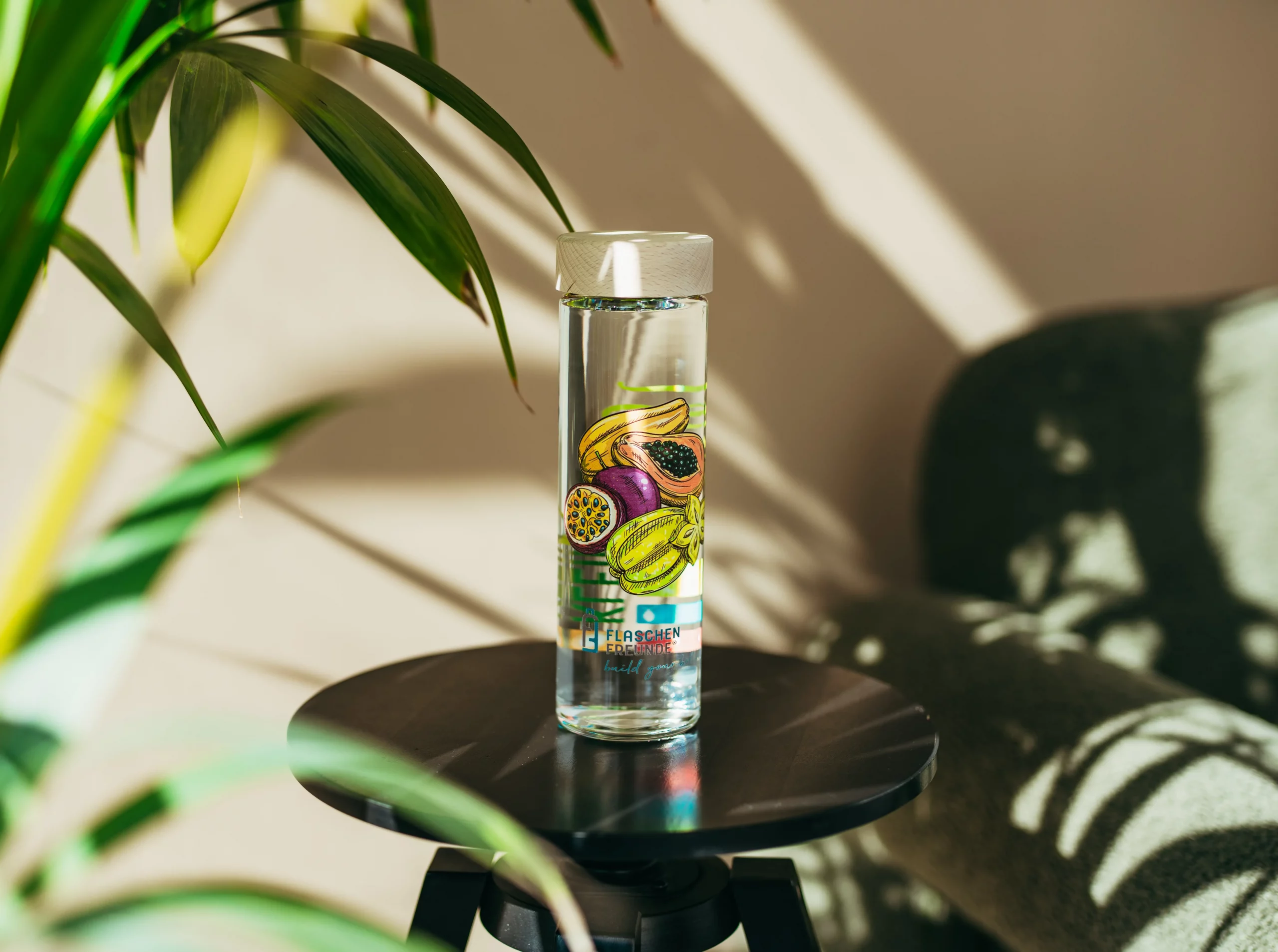 Im Digitaldruck bedruckte Flasche mit einem bunten Motiv aus verschiedenen Obstsorten