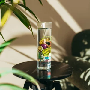 Gestaltete Trinkflasche mit buntem Motiv auf einem kleinen Tisch