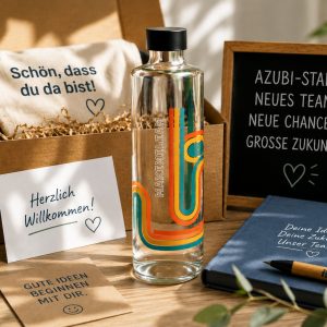 Personalisierte Onboarding-Geschenke auf einem Schreibtisch