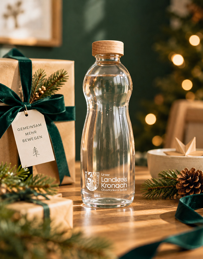 Glasflasche Wellenlänge auf einem weihnachtlich dekorierten Tisch