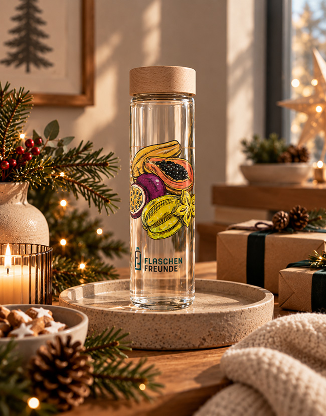 Glasflasche Heissbegehrt als Weihnachtsgeschenk für Mitarbeiter auf einem weihnachtlichen Tisch