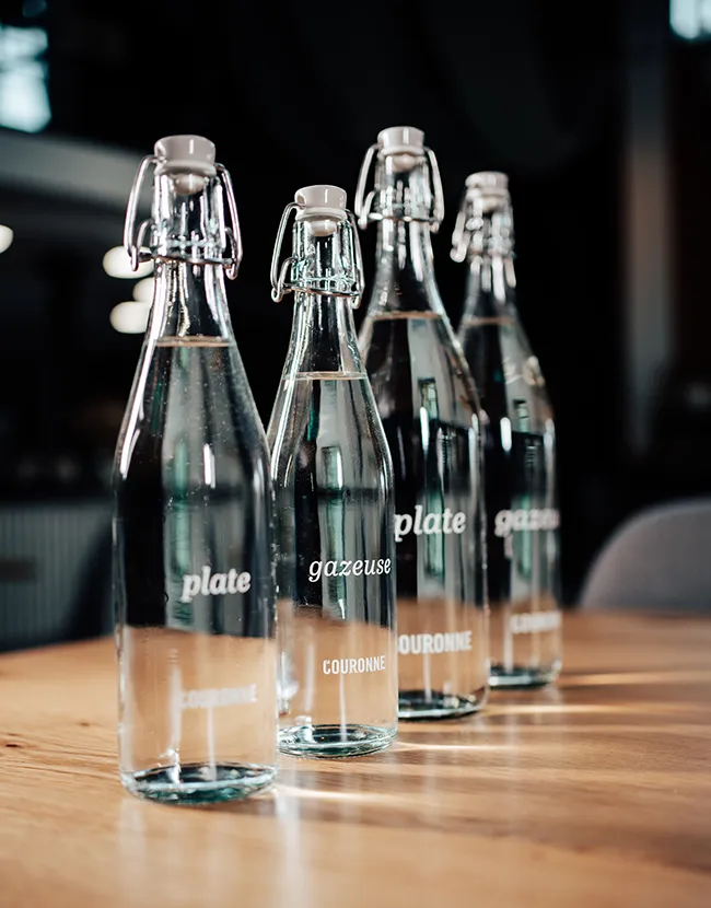 Eine bedruckte Flaschenserie mit weißem Siebdruck und Bügelverschluss